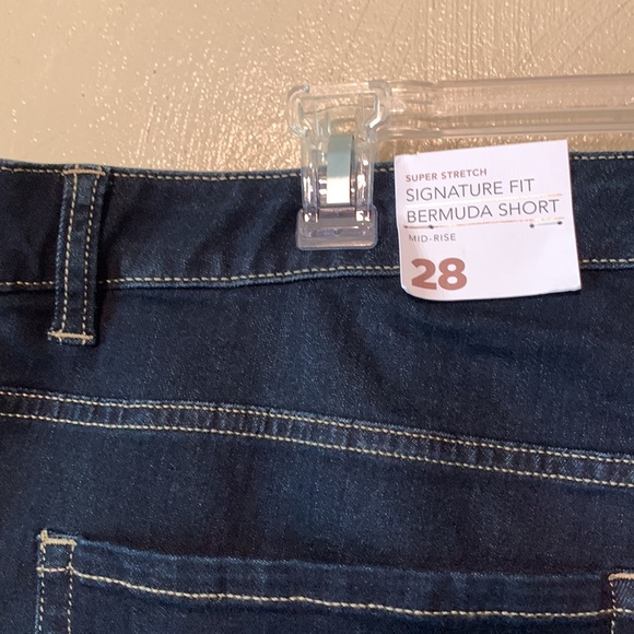 Lane Bryant size 28 Signature Bermuda distressed stretchy shorts - Picture 3 of 4